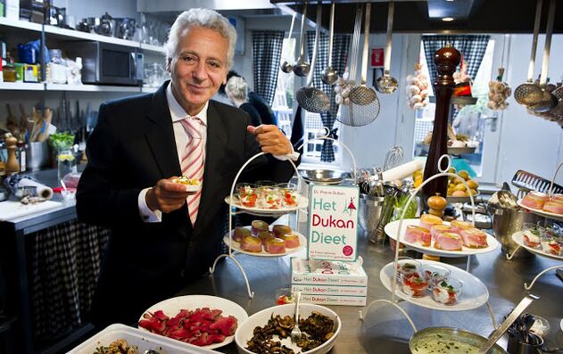Pierre Dukan entouré de plats diététiques