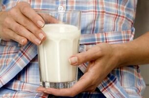 Une fille perd du poids avec le kéfir